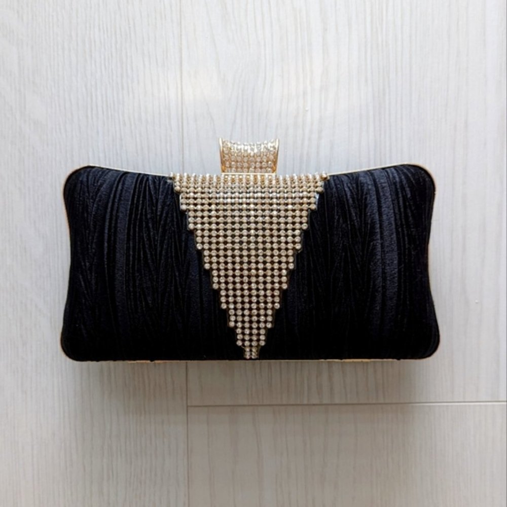 Evening Top Clasped Clutch With Chain